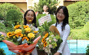 Đôi bạn thân Trường THPT Marie Curie được kết nạp Đảng ở tuổi 18