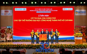 Trường HUTECH nhận cờ thi đua chính phủ nhân kỷ niệm 30 năm thành lập