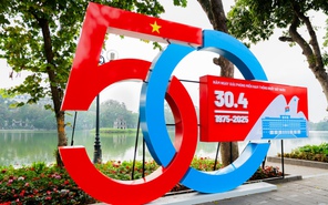 Hà Nội rực rỡ cờ đỏ sao vàng mừng đại lễ 30-4
