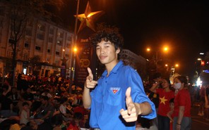Chờ xem diễu binh, diễu hành, chàng trai trẻ đàn ghita cho mọi người cùng hát