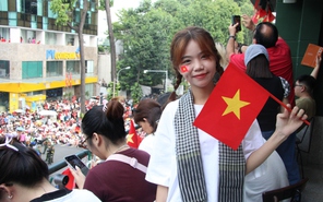 Người dân tận dụng hàng rào, mái nhà... để xem diễu binh