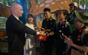 Người đàn ông Pháp tặng nước sâm cho người dân và chiến sĩ trong sáng 30-4