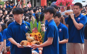 Teen Trường THCS-THPT Trí Đức dâng 80 mâm lễ vật tưởng nhớ các Vua Hùng