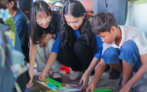 Học trò Trường THPT Nguyễn Thị Minh Khai dạy kỹ năng cho trẻ em