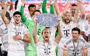 Harry Kane lần đầu nâng đĩa bạc Bundesliga
