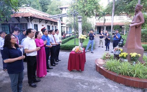 Dâng hương nhân kỷ niệm ngày giỗ nhà bác học Lê Quý Đôn