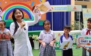 Học sinh Trường tiểu học Nguyễn Hữu Trí sôi nổi nhận diện 4 nhóm chất dinh dưỡng cần thiết