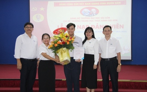 Nam sinh Trường Trung học Thực hành Sài Gòn được kết nạp Đảng trong ngày sinh nhật Bác