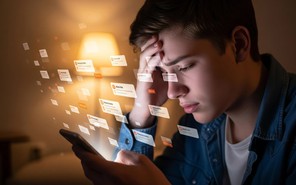 Bạn trẻ ám ảnh vì tin nhắn công việc, phải làm sao?