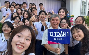'Phép màu' tại buổi chào cờ cuối của khối 12 Nguyễn Quang Diêu