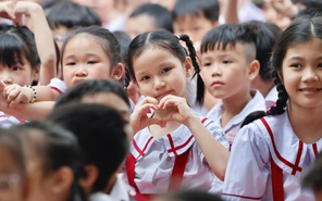 Học trò Trường tiểu học Trần Văn Danh học cách ngồi xe máy an toàn