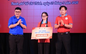 Nữ sinh gây xúc động với lời tri ân ‘em không muốn đơn độc nữa’ nhận học bổng Tiếp sức đến trường