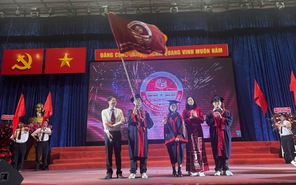 Teen lớp 12 Trường Trung học Thực hành Đại học Sư phạm nhận cờ truyền thống, tự tin vượt vũ môn