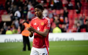 Chido Obi Martin lần đầu đá chính trong trận thua của Man United trước Brentford