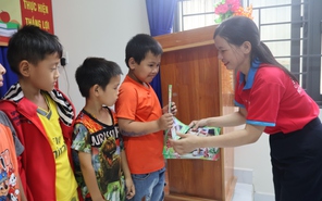 Sách báo trao tay - Điều hay sẽ đến với thiếu nhi xã Đa Phước, Bình Chánh
