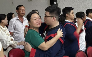 Học sinh Trường THPT Trần Nhân Tông phát biểu trong lễ tri ân: Dù cha mẹ không xuất chúng nhưng là người vĩ đại!