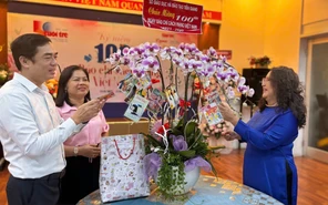 Thành Đoàn TP.HCM, Sở GD-ĐT Tiền Giang thăm và chúc mừng Khối ấn phẩm Khăn Quàng Đỏ nhân dịp 21-6