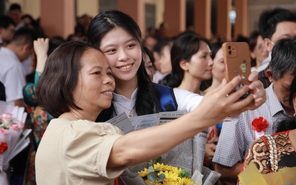 Học sinh Trường THPT Trần Hưng Đạo nói lời tri ân: 'Con chẳng là ai nếu thiếu đi đôi cánh của cha mẹ'