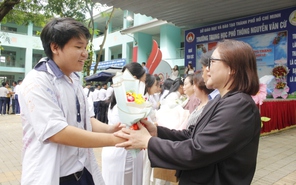 Hiệu trưởng Trường THPT Nguyễn Văn Cừ dặn học trò: đừng để những ước mơ còn dang dở