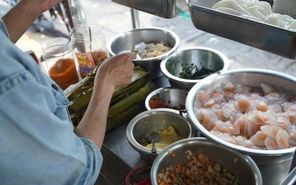 Food tour hẻm cho teen mê món ngon giá mềm tại khu Xóm Chiếu