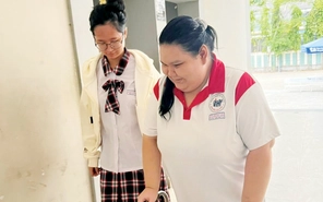 Nữ sinh Trường THPT Nguyễn Hữu Thọ tình nguyện làm đôi chân, giúp bạn thân đến lớp