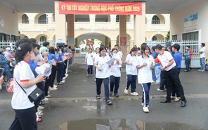 Thi tốt nghiệp THPT ở Tiền Giang: thí sinh quên máy tính, cảnh sát giao thông chở về lấy