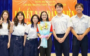 Nữ sinh Trường THPT Nguyễn Khuyến được kết nạp Đảng ở tuổi 18