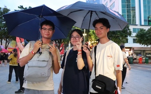 Phố đi bộ Nguyễn Huệ nhộn nhịp trước đêm gala Vinh quang Công an nhân dân Việt Nam