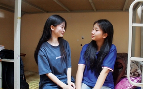 Đôi bạn thân cùng vượt qua khó khăn