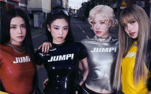 Đặt sản phẩm mới của BLACKPINK và TWICE lên bàn cân