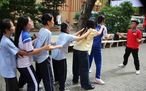 Chiến sĩ Hoa phượng đỏ chạy trạm, bỏ túi kỹ năng số