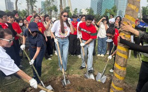 Hồ Ngọc Hà và dàn nghệ sĩ trồng cây, hưởng ứng dự án Thành phố nở hoa