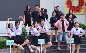 Học sinh lớp 10 Trường THPT Lý Thường Kiệt thích thú trước màn chào sân của các câu lạc bộ