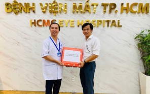 Tặng hơn 800 đầu sách, báo cho Bệnh viện Mắt TP.HCM