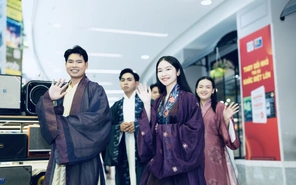 Teen yêu Việt cổ phục tái hiện lễ cưới xưa giữa lòng TP.HCM