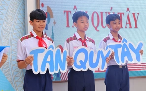 Học sinh Trường THCS Tân Quý Tây tìm hiểu ý nghĩa tên trường nhân dịp năm học mới