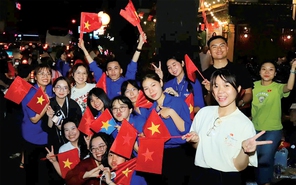 Cách người trẻ hòa chung ngày vui của đất nước