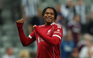 Rio Ngumoha, thần đồng 16 tuổi của Liverpool là ai?