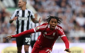 Thần đồng 16 tuổi tỏa sáng, Liverpool thắng kịch tính Newcastle