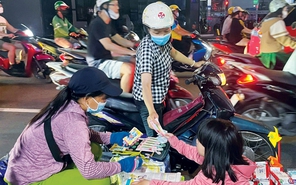 Giữa phố phường nhộn nhịp có những bạn nhỏ mưu sinh