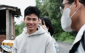 Vì sao hoodie xám là áo chống nắng hot trend của teen miền Nam lúc này?