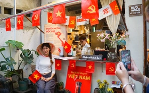Giới trẻ nô nức đến quán cà phê check-in cùng cờ đỏ sao vàng mừng lễ 2-9