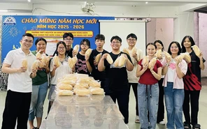 100 ổ bánh mì yêu thương của học trò Trường THPT Nguyễn An Ninh