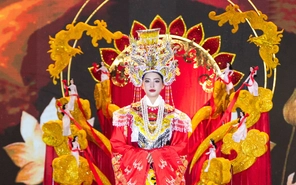 Thí sinh Miss Grand Vietnam trình diễn trang phục văn hóa dân tộc dưới mưa
