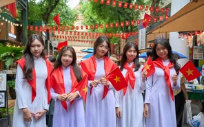 Bạn trẻ TP.HCM ra đường đón mừng Quốc khánh 2-9, tận hưởng vẻ đẹp của hoà bình
