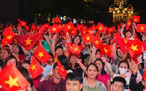 Bất kể trời mưa, khán giả, nghệ sĩ vẫn 'cháy hết mình' với Ánh sao độc lập