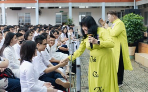 Teen Trường THPT Nguyễn Thái Bình giao lưu với nghệ sĩ nổi tiếng ngay tại trường