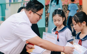 Học bổng Vì tương lai Việt Nam tiếp thêm động lực cho 5 em học sinh Trường tiểu học Lê Thị Hồng Gấm