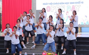 Học sinh lớp 10 Trường THPT Thủ Đức sẵn sàng cho năm học mới rực rỡ