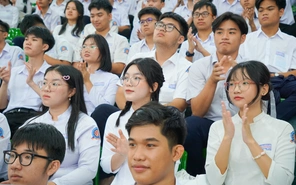 Trường THPT chuyên Hùng Vương (TP.HCM) hào hứng với lớp học số